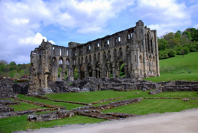 https://mdw-travel-data-us-east-1.s3.amazonaws.com/img/country/United-Kingdom/Rievaulx-Abbey/img_01.jpg
