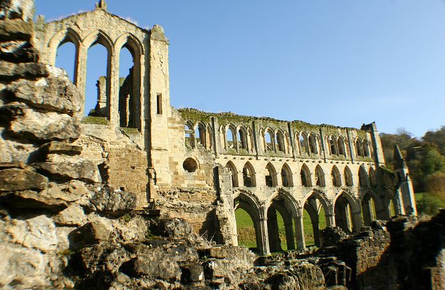 https://mdw-travel-data-us-east-1.s3.amazonaws.com/img/country/United-Kingdom/Rievaulx-Abbey/img_02.jpg