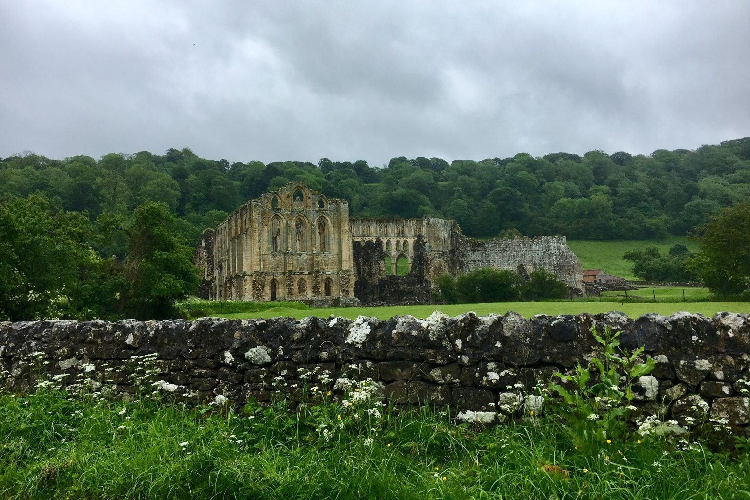 https://mdw-travel-data-us-east-1.s3.amazonaws.com/img/country/United-Kingdom/Rievaulx-Abbey/img_03.jpg