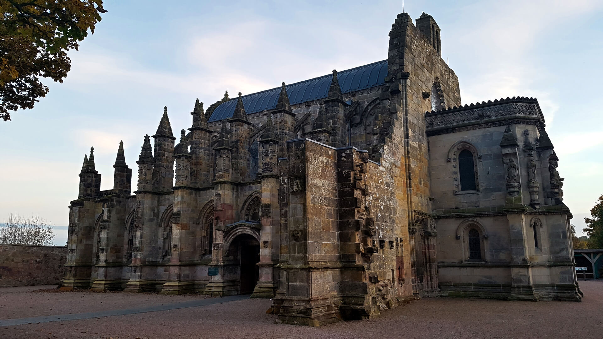 https://mdw-travel-data-us-east-1.s3.amazonaws.com/img/country/United-Kingdom/Rosslyn-Chapel/img_01.jpg