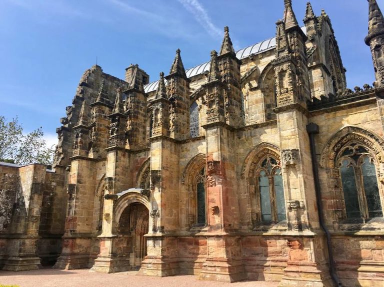 https://mdw-travel-data-us-east-1.s3.amazonaws.com/img/country/United-Kingdom/Rosslyn-Chapel/img_02.jpg