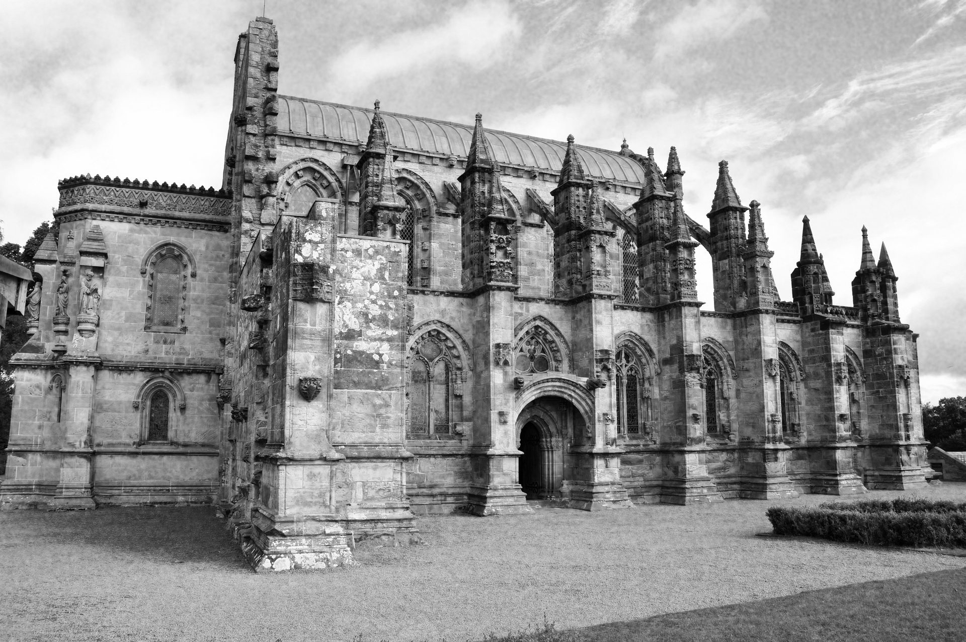 https://mdw-travel-data-us-east-1.s3.amazonaws.com/img/country/United-Kingdom/Rosslyn-Chapel/img_03.jpg