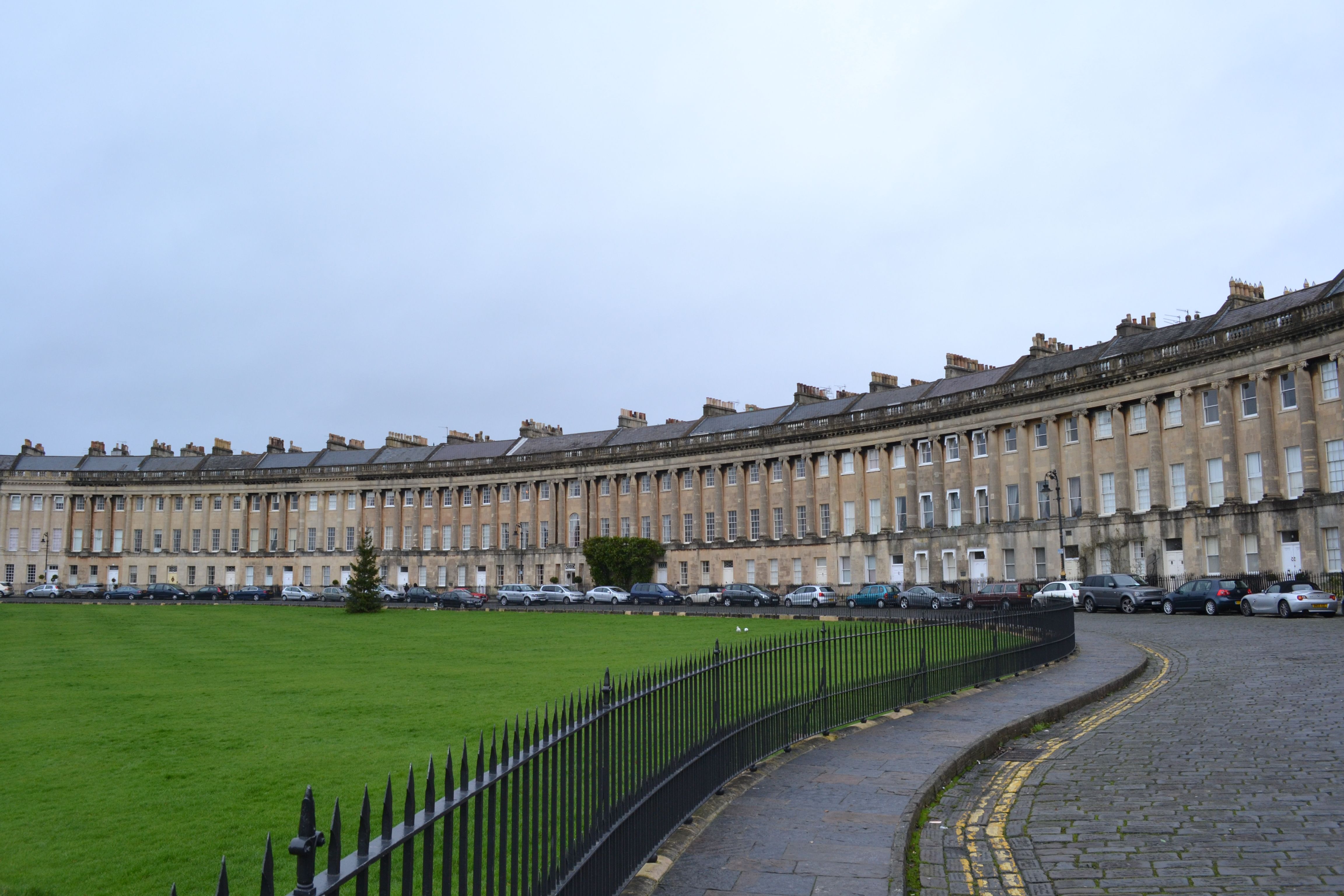 https://mdw-travel-data-us-east-1.s3.amazonaws.com/img/country/United-Kingdom/Royal-Crescent/img_01.jpg