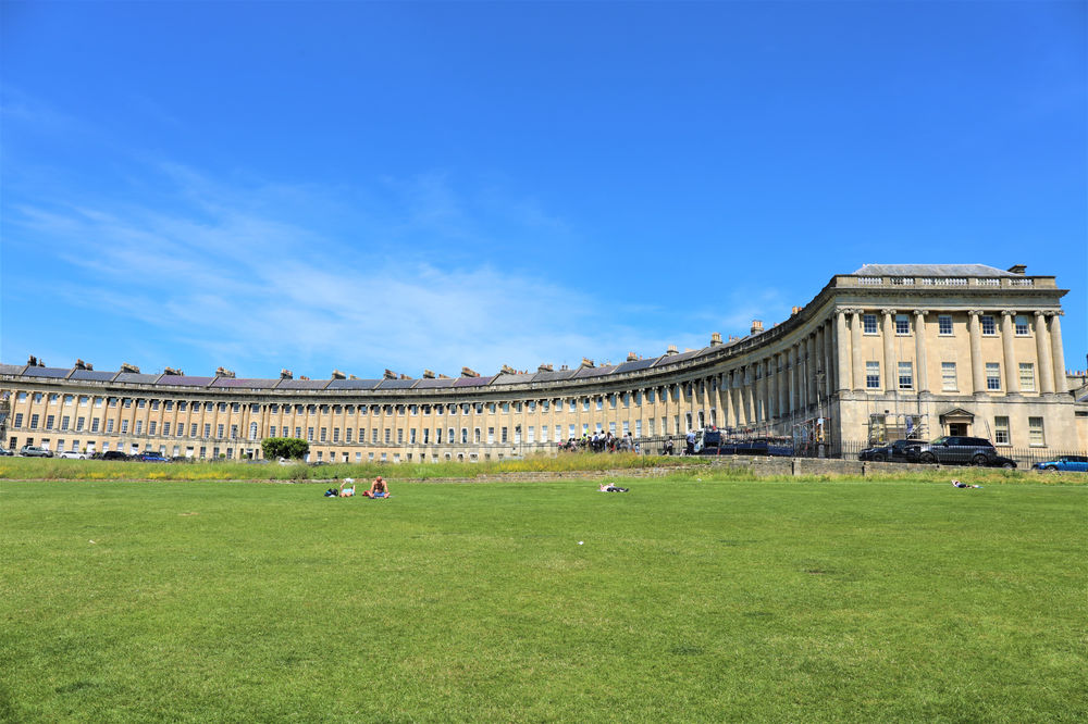https://mdw-travel-data-us-east-1.s3.amazonaws.com/img/country/United-Kingdom/Royal-Crescent/img_02.jpg