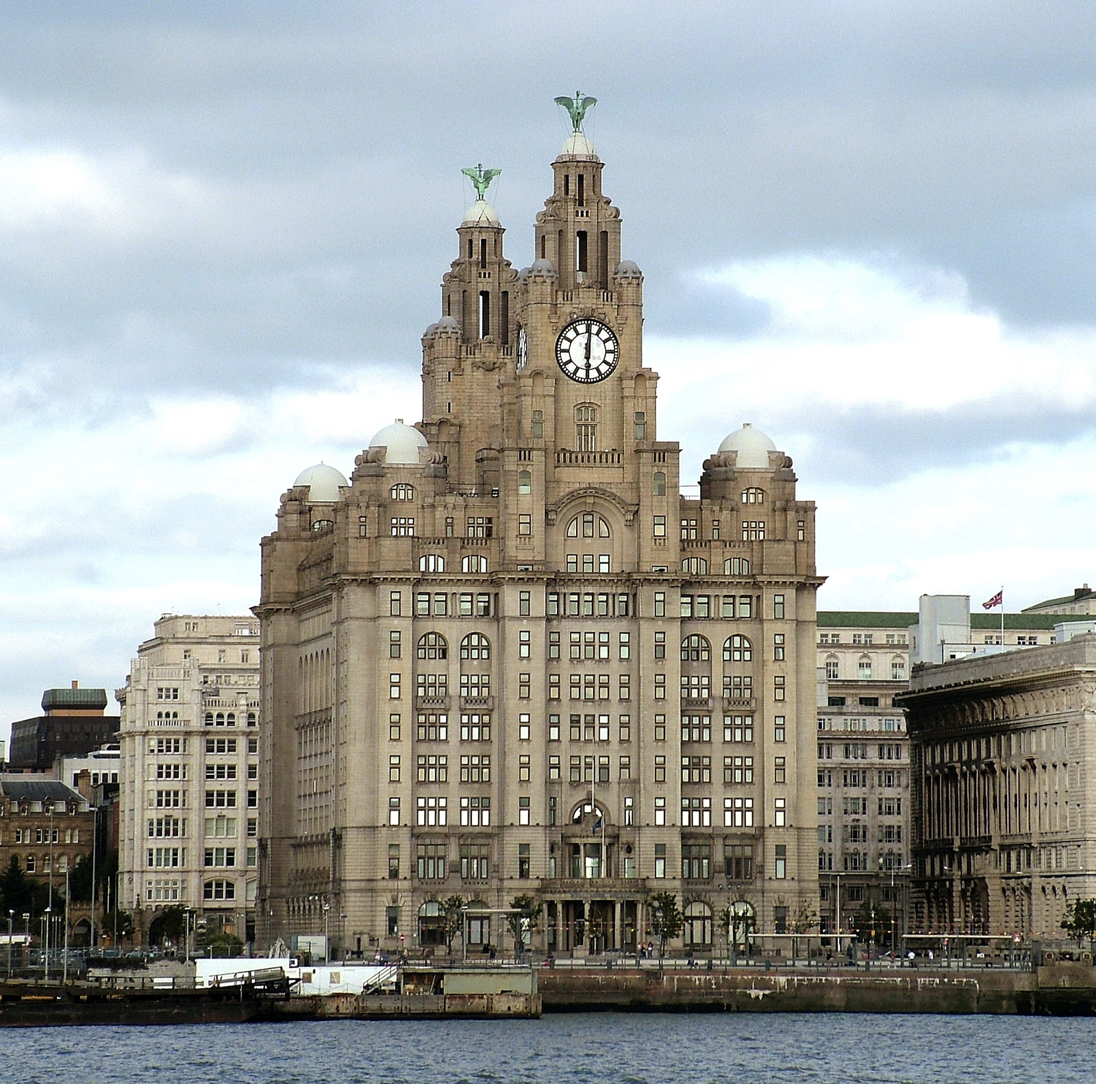 https://mdw-travel-data-us-east-1.s3.amazonaws.com/img/country/United-Kingdom/Royal-Liver-Building/img_00.jpg