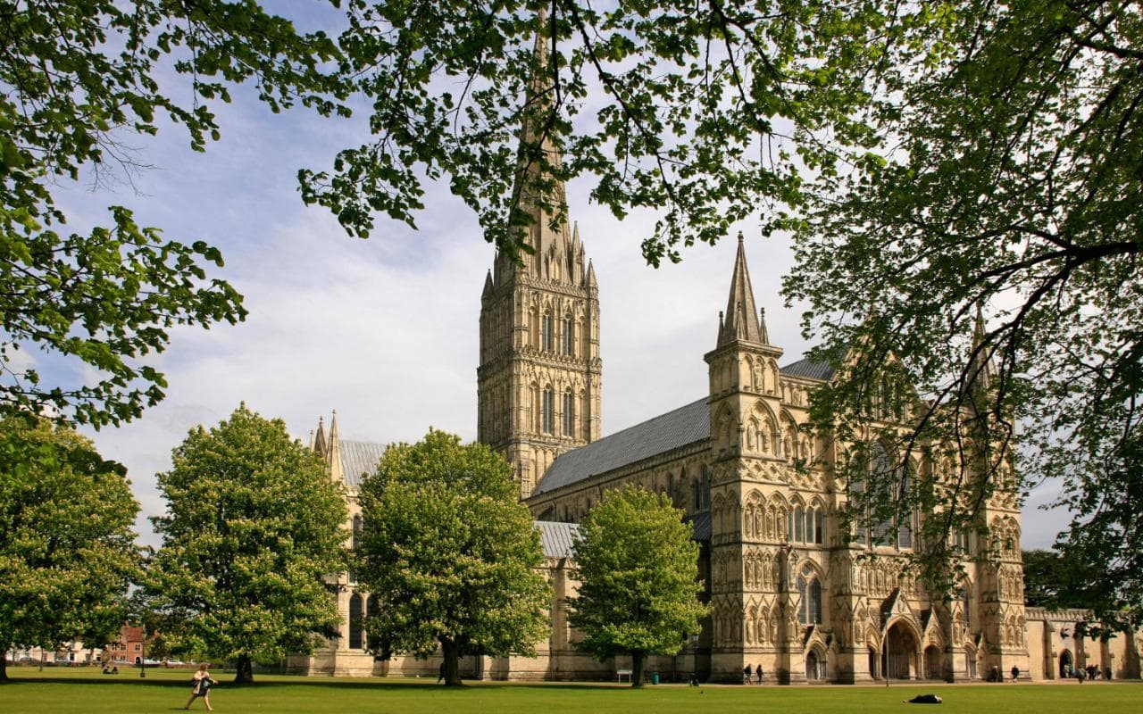 https://mdw-travel-data-us-east-1.s3.amazonaws.com/img/country/United-Kingdom/Salisbury-Cathedral/img_01.jpg