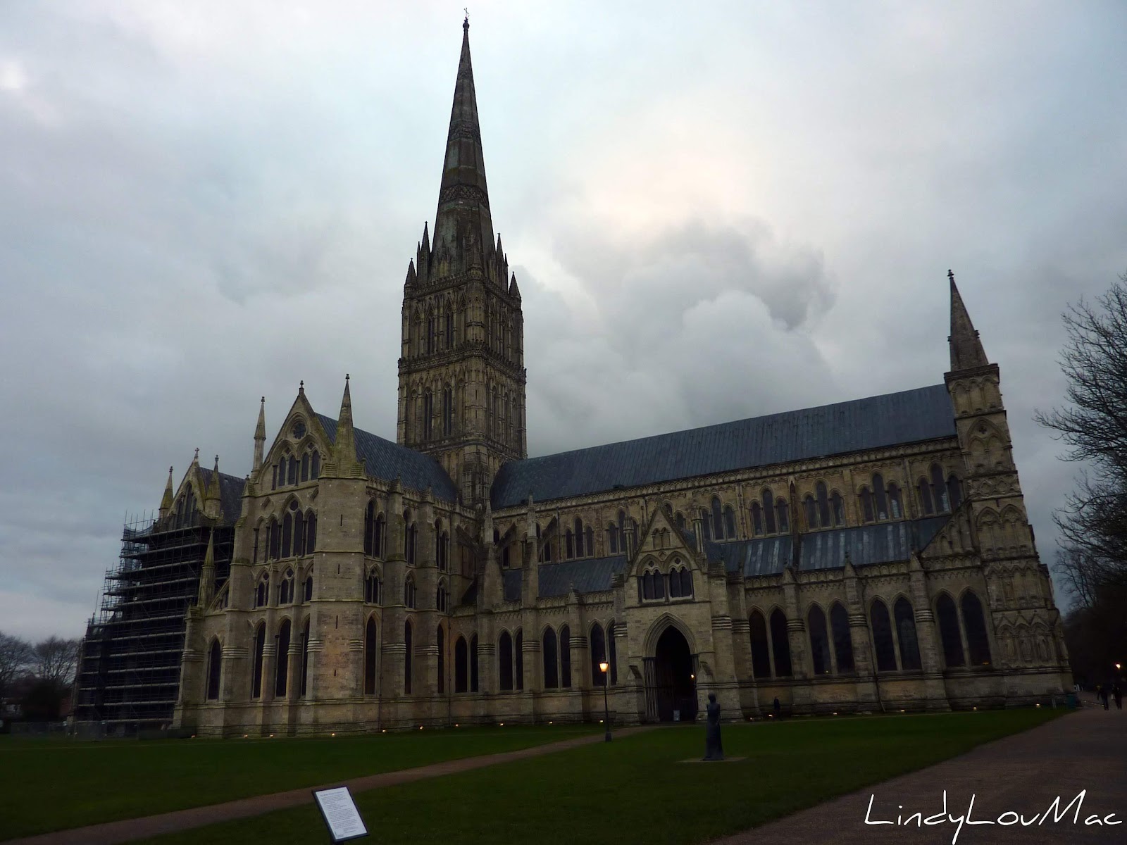 https://mdw-travel-data-us-east-1.s3.amazonaws.com/img/country/United-Kingdom/Salisbury-Cathedral/img_02.jpg