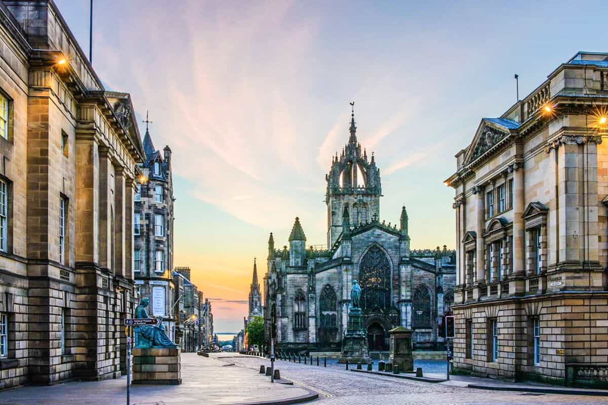 https://mdw-travel-data-us-east-1.s3.amazonaws.com/img/country/United-Kingdom/Scott-Monument/img_01.jpg