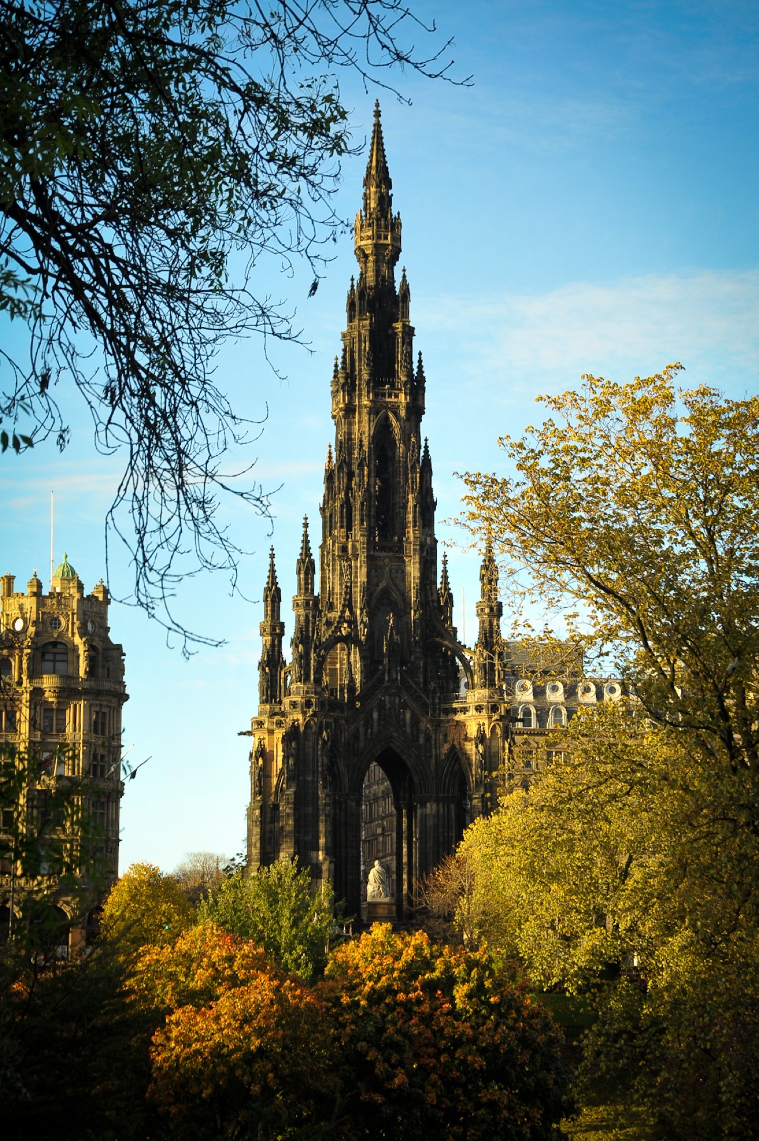 https://mdw-travel-data-us-east-1.s3.amazonaws.com/img/country/United-Kingdom/Scott-Monument/img_02.jpg