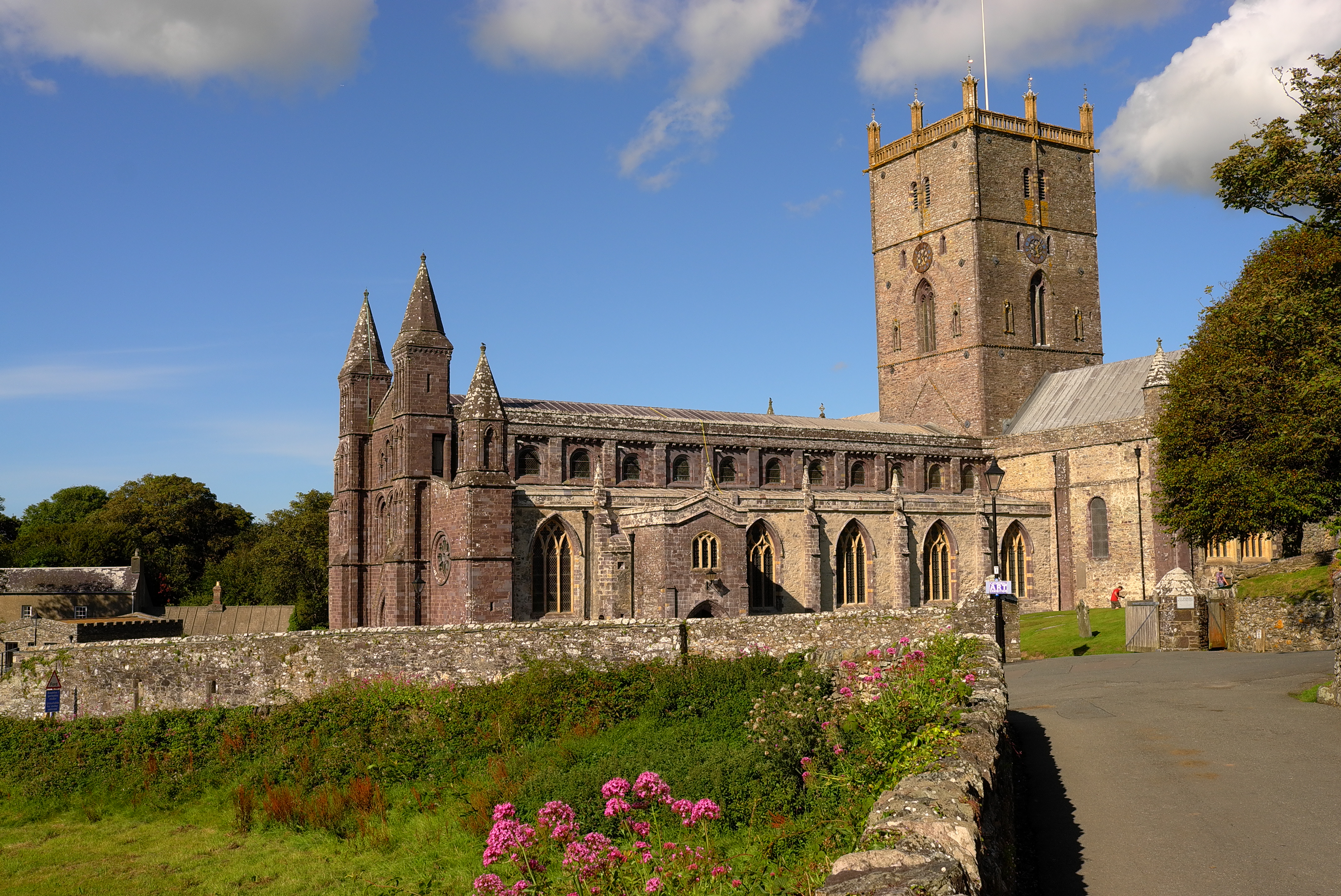 https://mdw-travel-data-us-east-1.s3.amazonaws.com/img/country/United-Kingdom/St-Davids-Cathedral/img_01.jpg