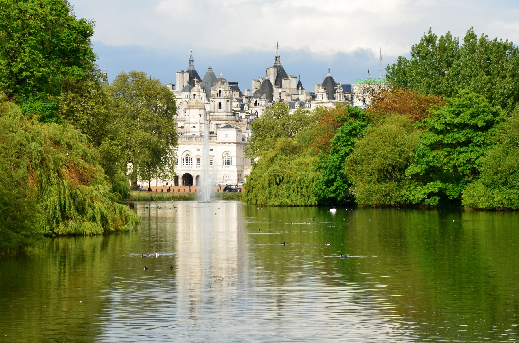 https://mdw-travel-data-us-east-1.s3.amazonaws.com/img/country/United-Kingdom/St-James-Park/img_00.jpg