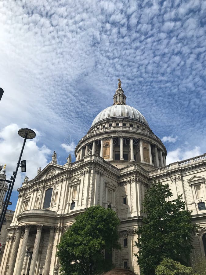 https://mdw-travel-data-us-east-1.s3.amazonaws.com/img/country/United-Kingdom/St-Pauls-Cathedral/img_02.jpg