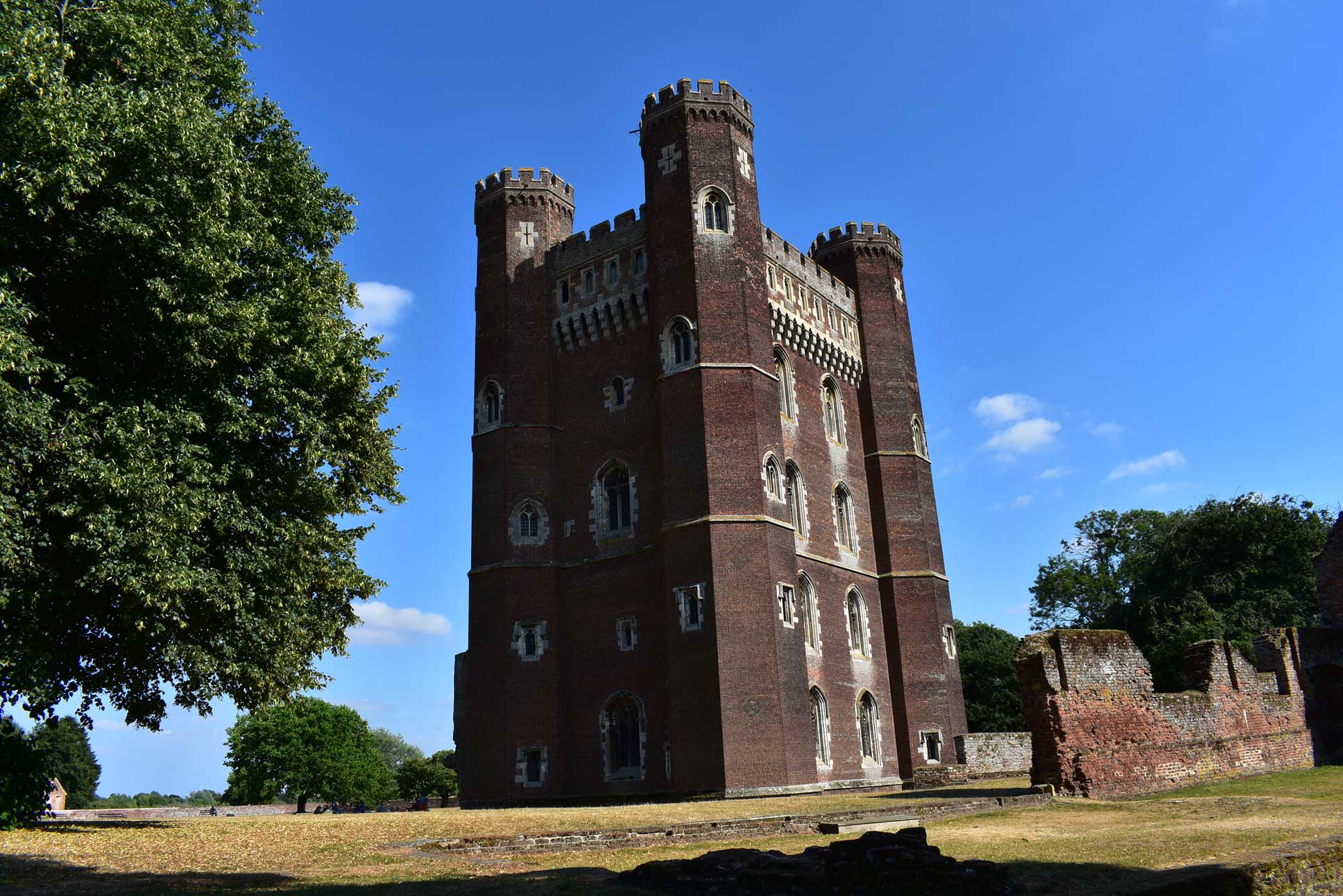 https://mdw-travel-data-us-east-1.s3.amazonaws.com/img/country/United-Kingdom/Tattershall-Castle/img_02.jpg