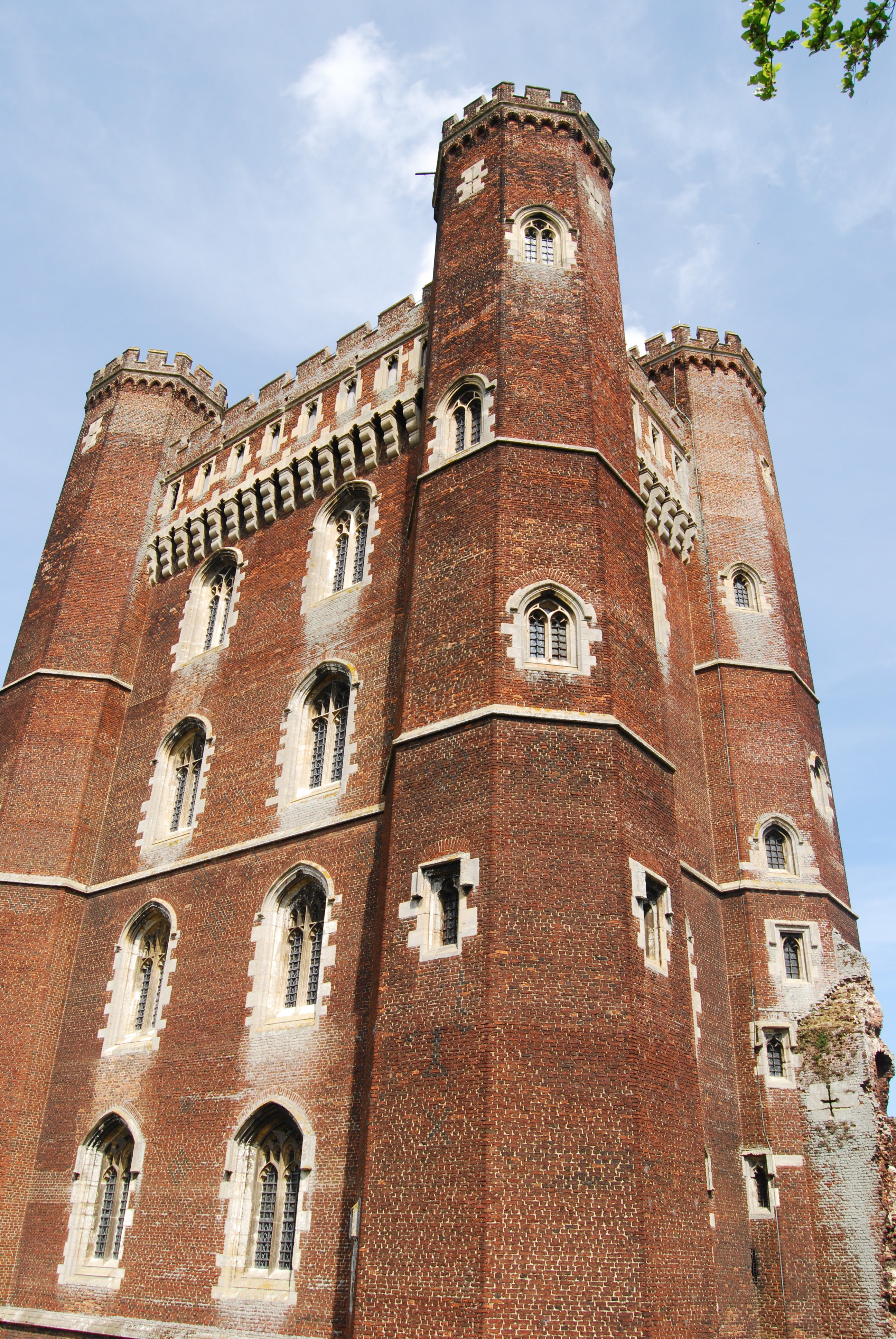 https://mdw-travel-data-us-east-1.s3.amazonaws.com/img/country/United-Kingdom/Tattershall-Castle/img_03.jpg