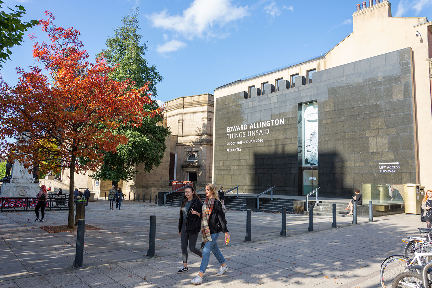 https://mdw-travel-data-us-east-1.s3.amazonaws.com/img/country/United-Kingdom/The-Henry-Moore-Institute/img_03.jpg