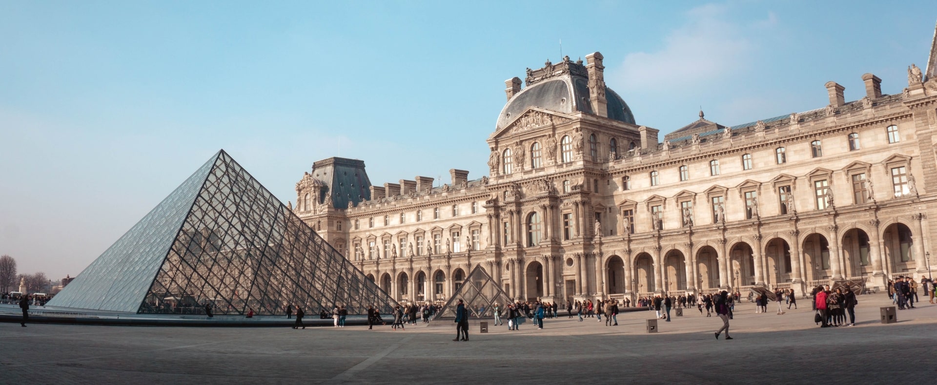 https://mdw-travel-data-us-east-1.s3.amazonaws.com/img/country/United-Kingdom/The-Louvre-Museum/img_02.jpg