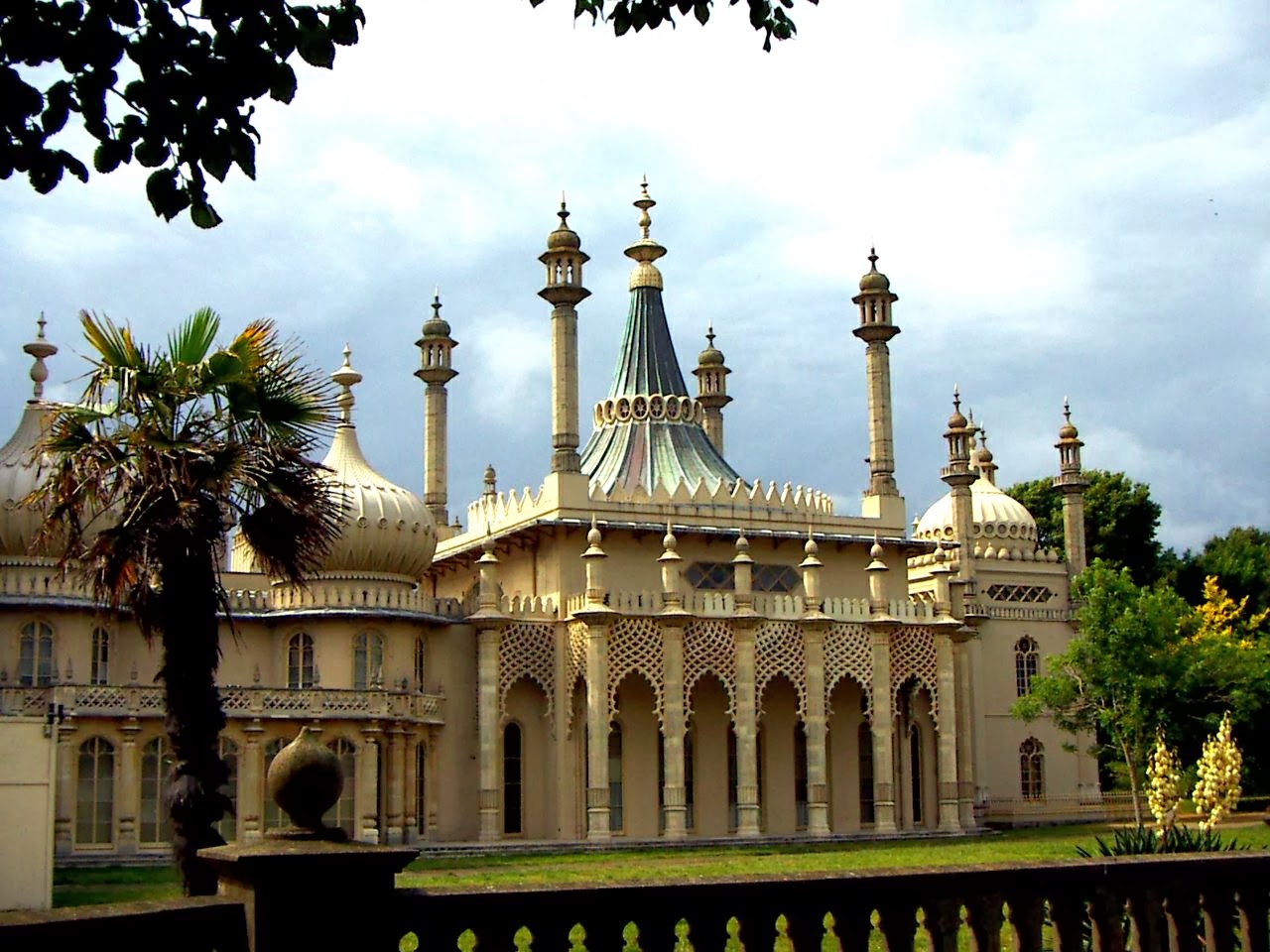 https://mdw-travel-data-us-east-1.s3.amazonaws.com/img/country/United-Kingdom/The-Royal-Pavilion/img_01.jpg