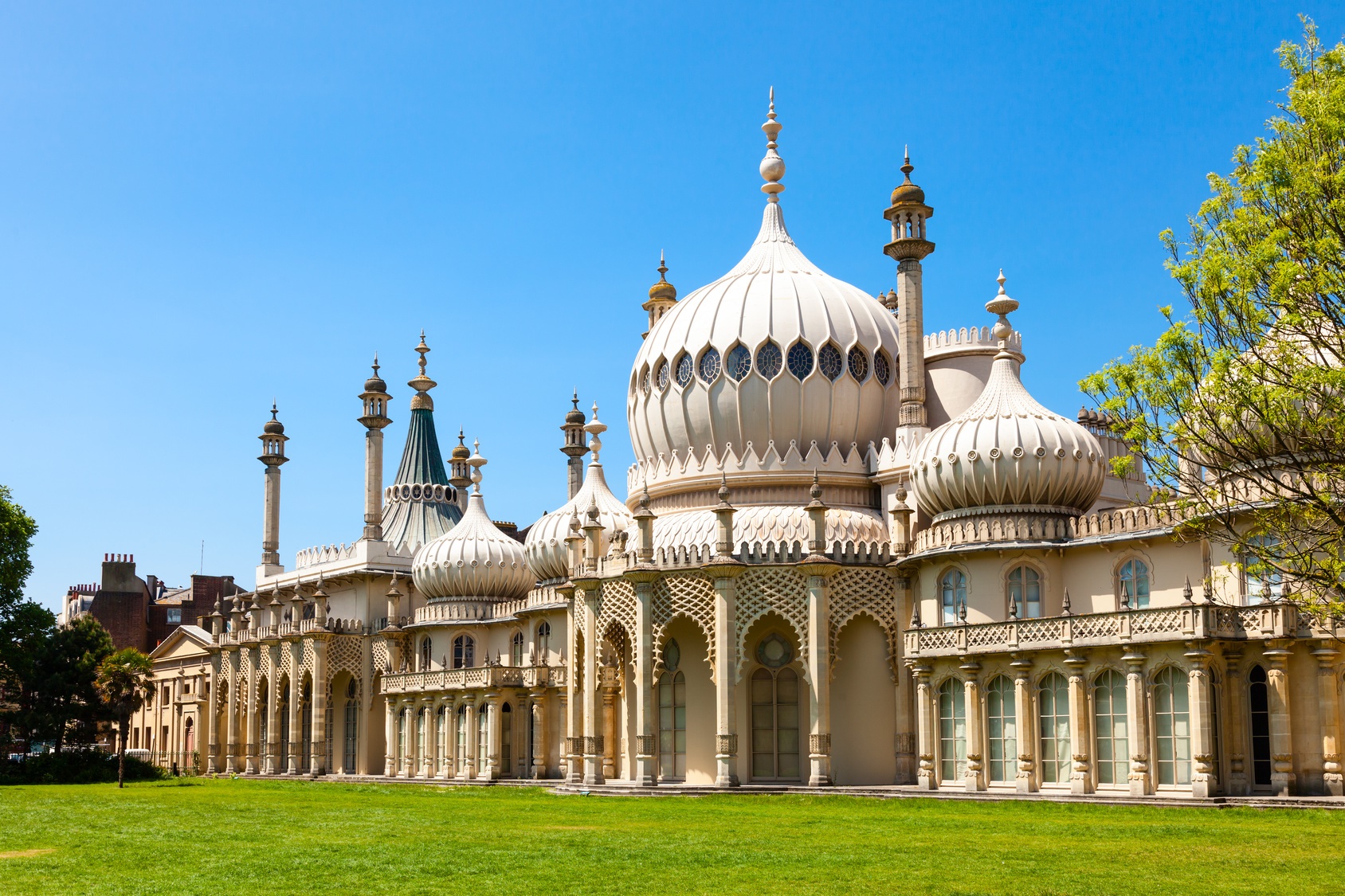 https://mdw-travel-data-us-east-1.s3.amazonaws.com/img/country/United-Kingdom/The-Royal-Pavilion/img_03.jpg