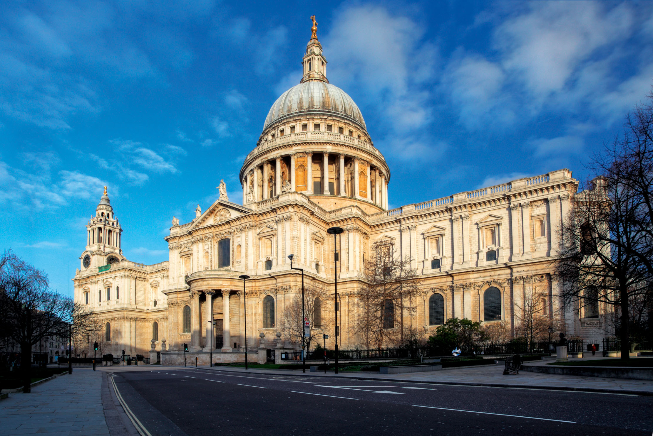 https://mdw-travel-data-us-east-1.s3.amazonaws.com/img/country/United-Kingdom/The-St-Pauls-Cathedral/img_00.jpg
