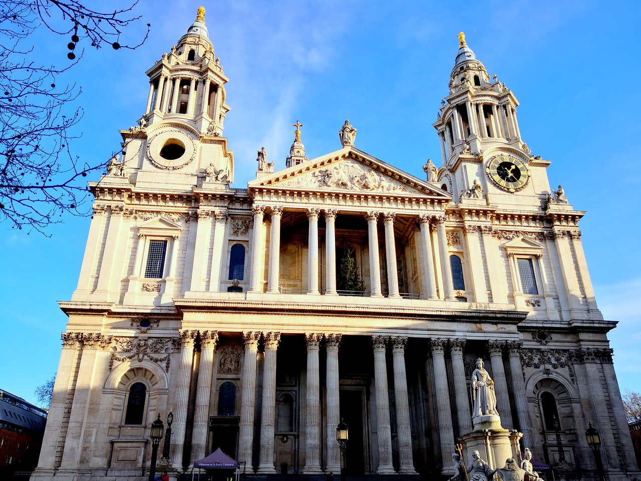 https://mdw-travel-data-us-east-1.s3.amazonaws.com/img/country/United-Kingdom/The-St-Pauls-Cathedral/img_02.jpg