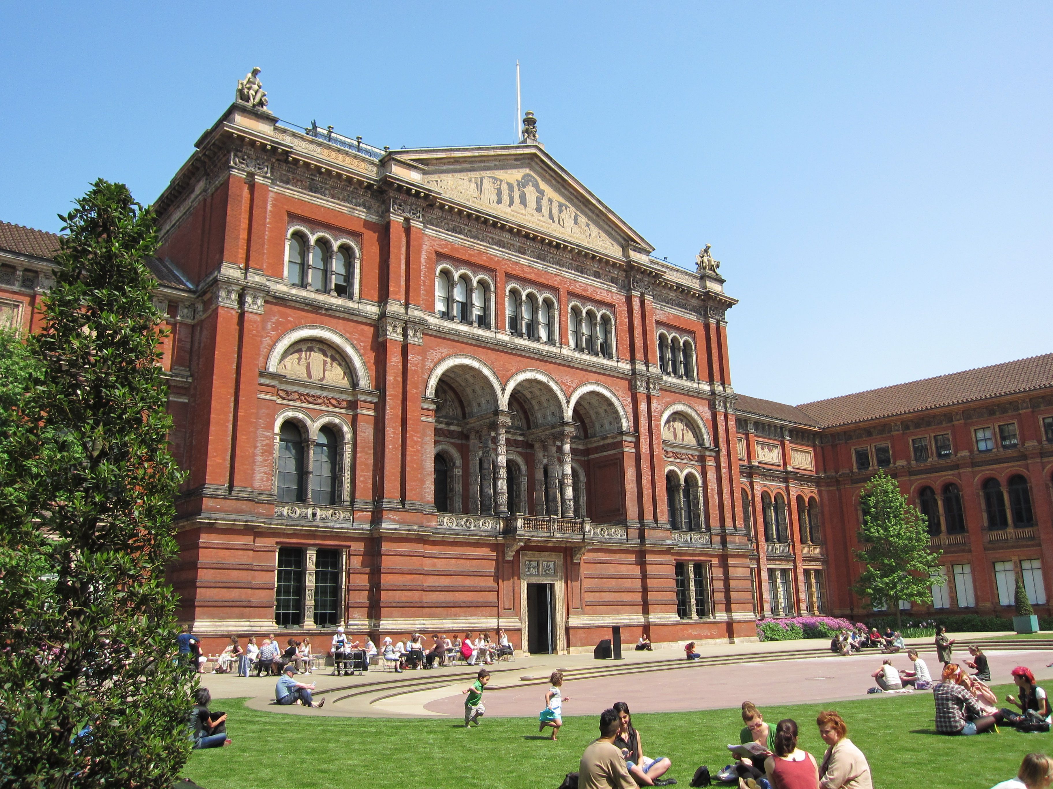 https://mdw-travel-data-us-east-1.s3.amazonaws.com/img/country/United-Kingdom/The-Victoria-and-Albert-Museum/img_03.jpg