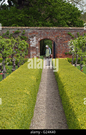 https://mdw-travel-data-us-east-1.s3.amazonaws.com/img/country/United-Kingdom/The-Walled-Garden-at-Raveningham/img_01.jpg