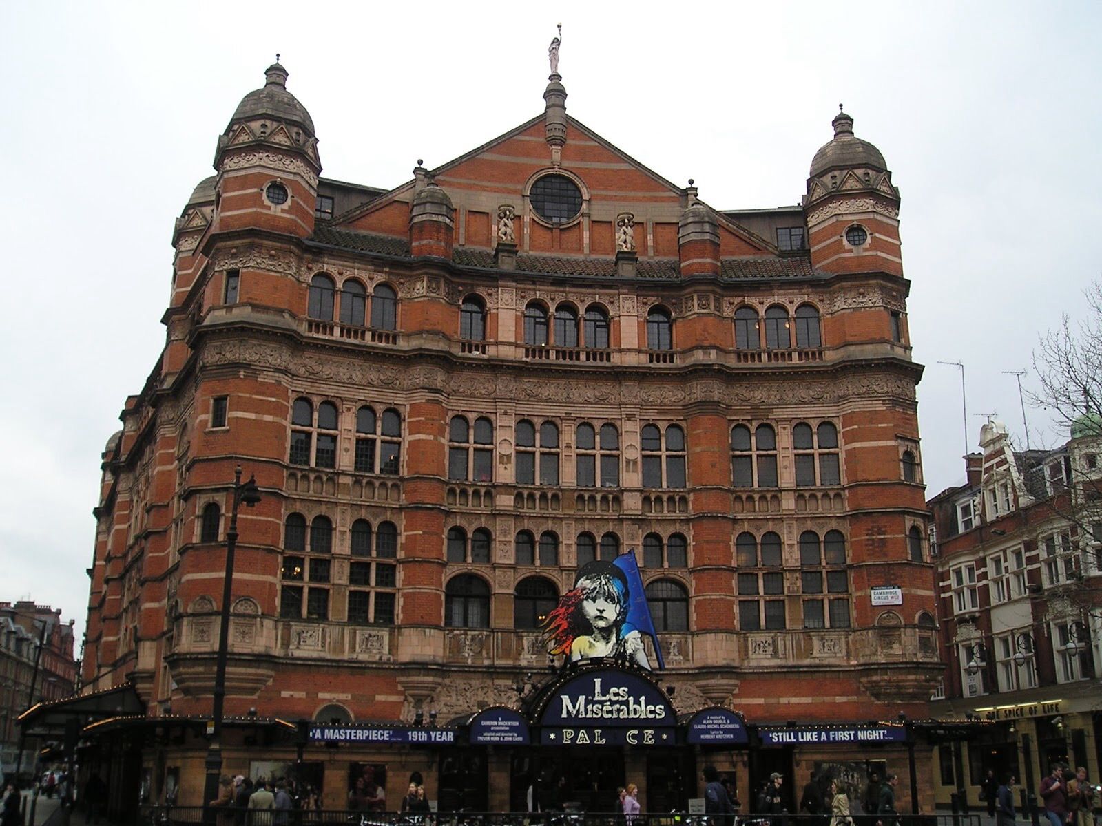 https://mdw-travel-data-us-east-1.s3.amazonaws.com/img/country/United-Kingdom/Theatre-Royal/img_02.jpg