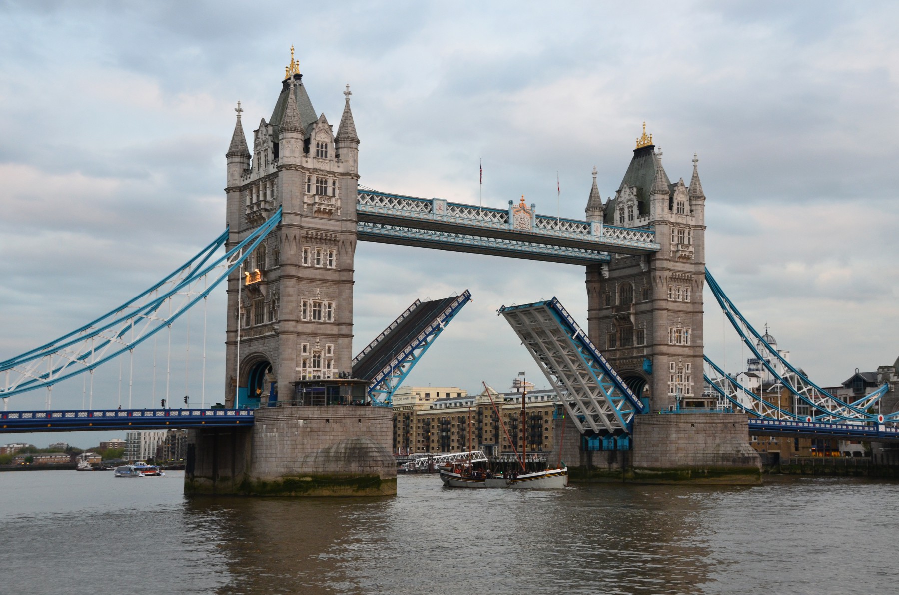 https://mdw-travel-data-us-east-1.s3.amazonaws.com/img/country/United-Kingdom/Tower-Bridge/img_02.jpg