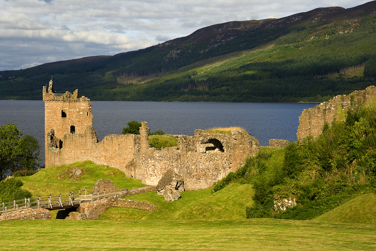https://mdw-travel-data-us-east-1.s3.amazonaws.com/img/country/United-Kingdom/Urquhart-Castle/img_01.jpg