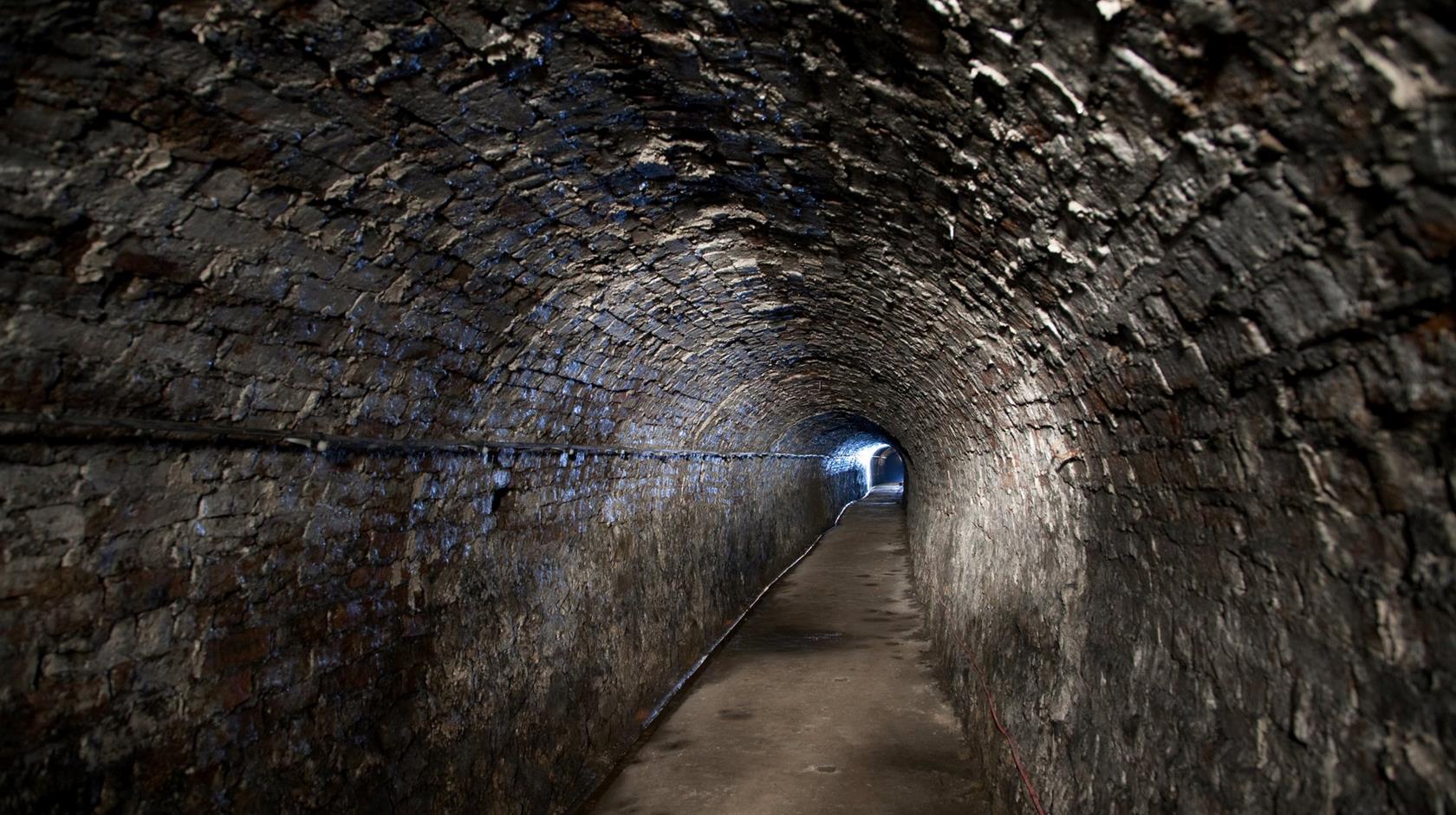 https://mdw-travel-data-us-east-1.s3.amazonaws.com/img/country/United-Kingdom/Victoria-Tunnel/img_00.jpg