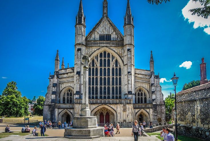 https://mdw-travel-data-us-east-1.s3.amazonaws.com/img/country/United-Kingdom/Winchester-Cathedral/img_03.jpg
