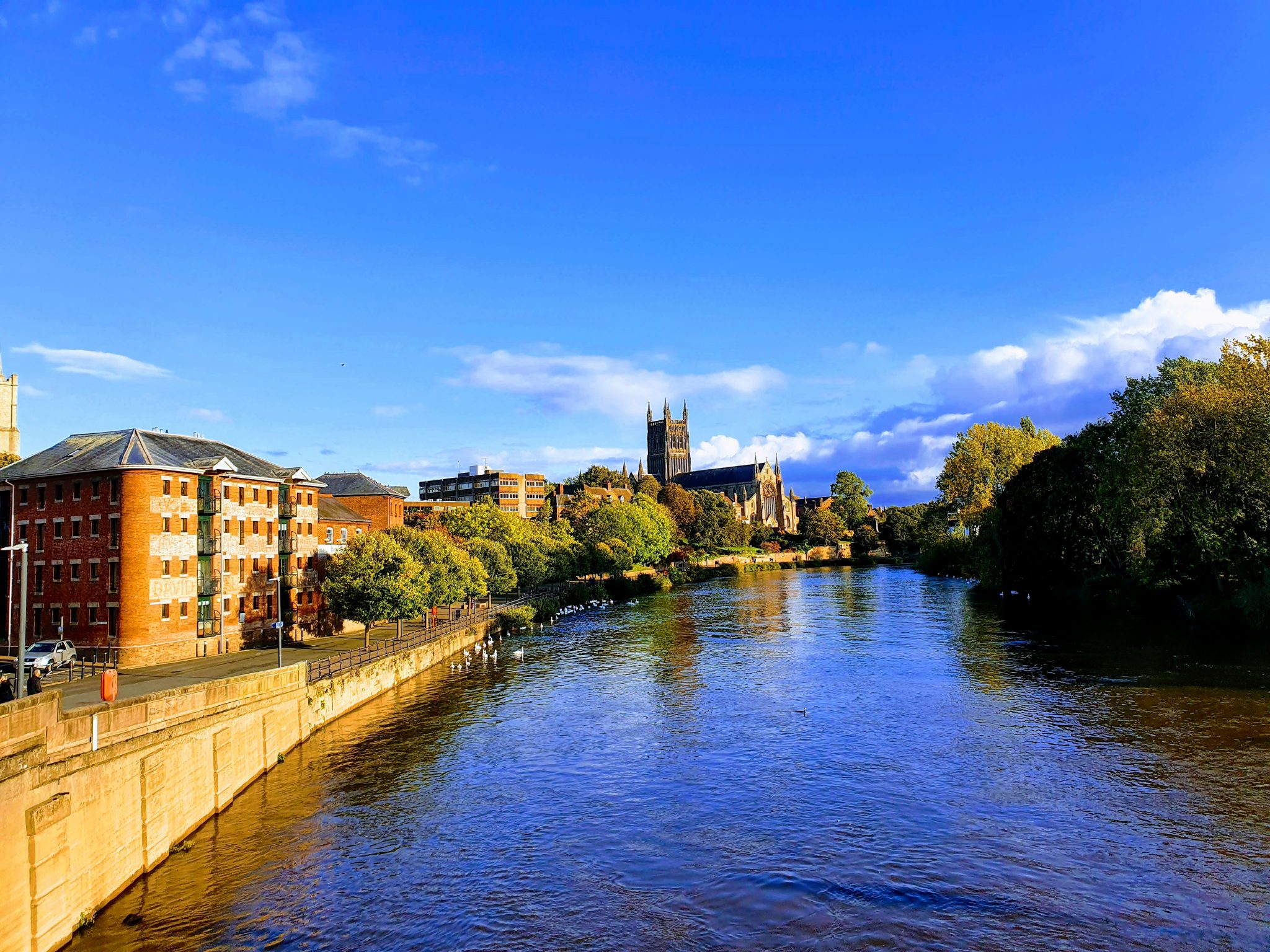 https://mdw-travel-data-us-east-1.s3.amazonaws.com/img/country/United-Kingdom/Worcester-Cathedral/img_01.jpg