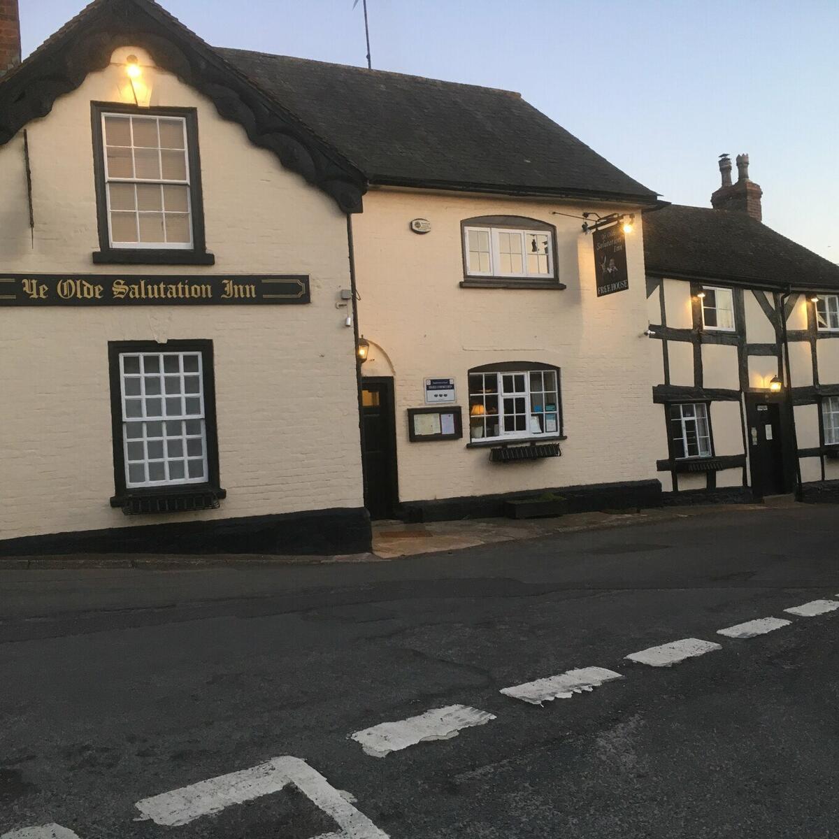 https://mdw-travel-data-us-east-1.s3.amazonaws.com/img/country/United-Kingdom/Ye-Olde-Salutation-Inn/img_02.jpg