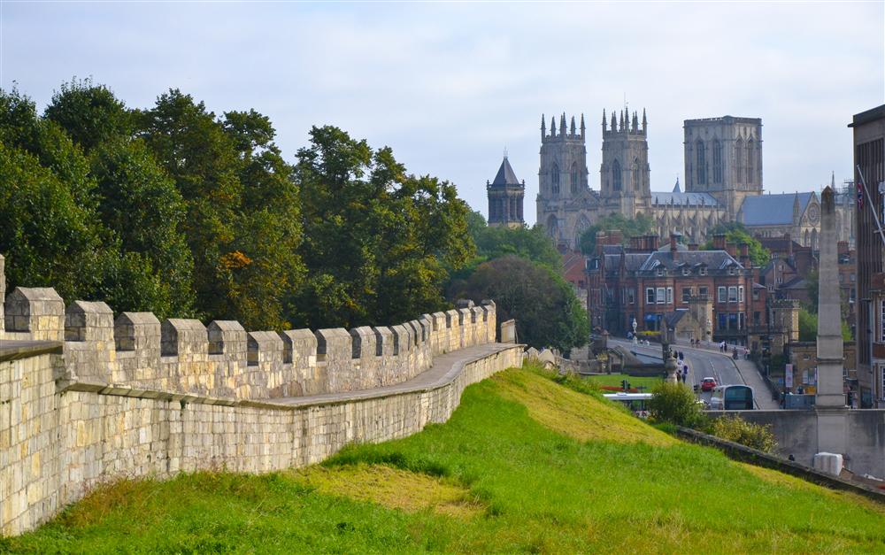 https://mdw-travel-data-us-east-1.s3.amazonaws.com/img/country/United-Kingdom/York-City-Walls/img_00.jpg