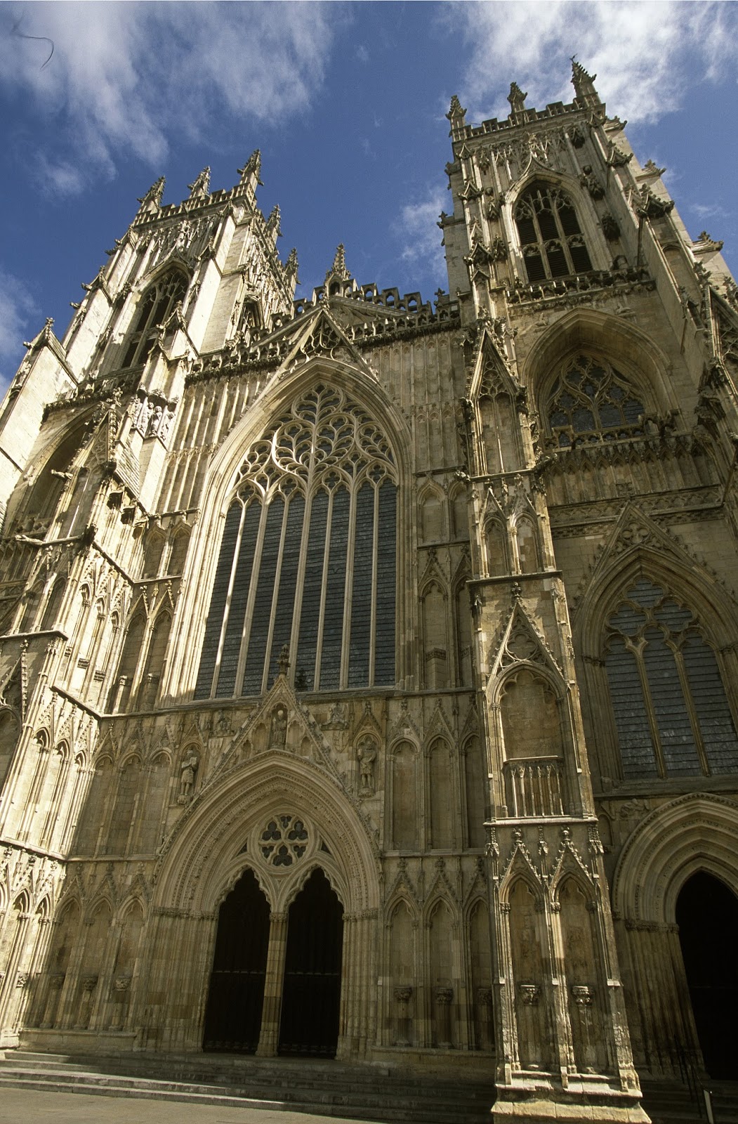 https://mdw-travel-data-us-east-1.s3.amazonaws.com/img/country/United-Kingdom/York-Minster/img_01.jpg