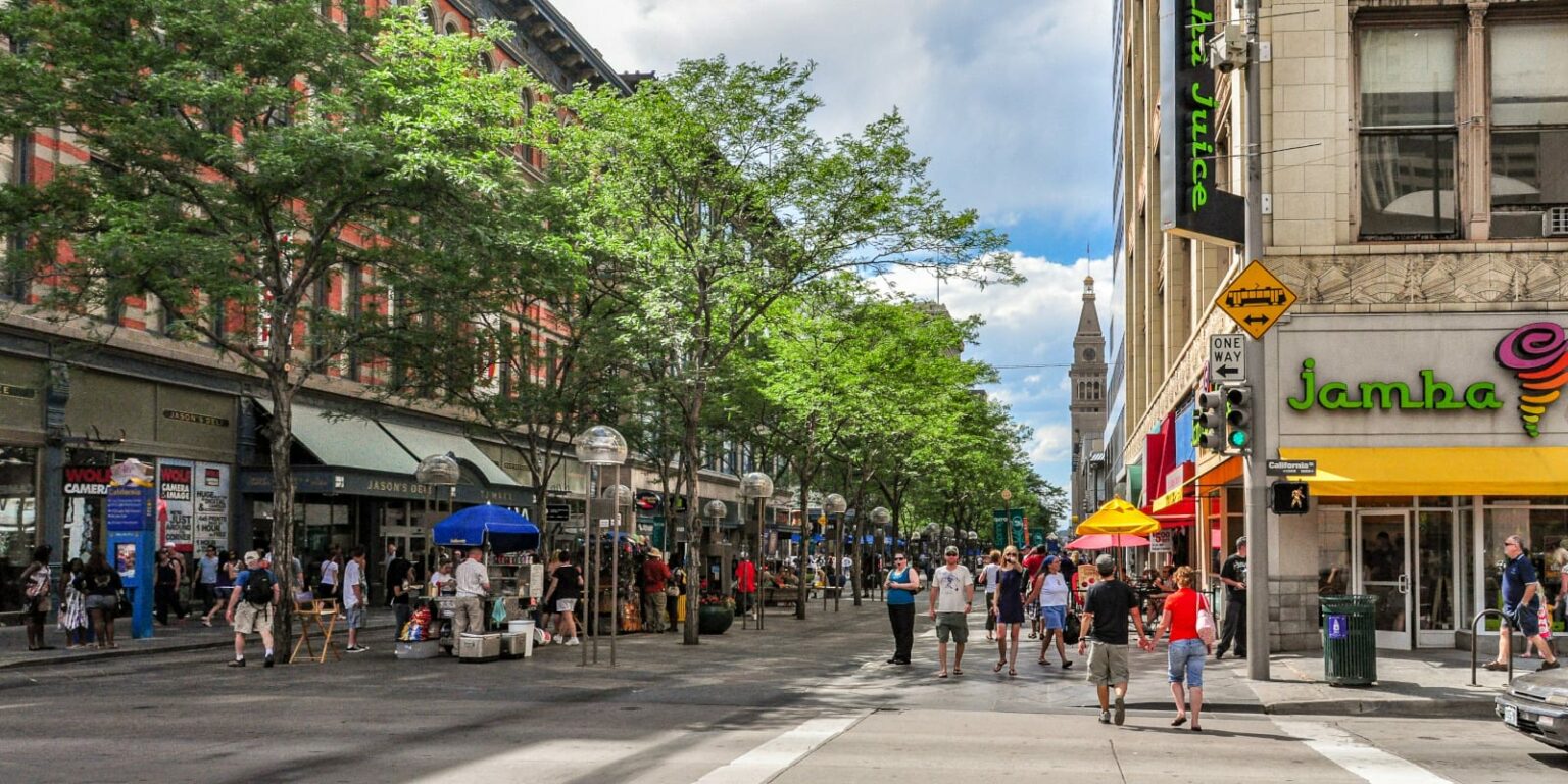 https://mdw-travel-data-us-east-1.s3.amazonaws.com/img/country/United-States/16th-Street-Mall/img_01.jpg