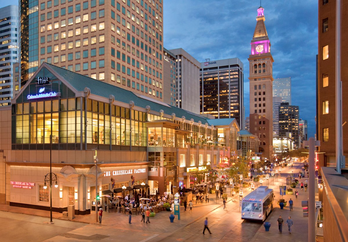 https://mdw-travel-data-us-east-1.s3.amazonaws.com/img/country/United-States/16th-Street-Mall/img_03.jpg