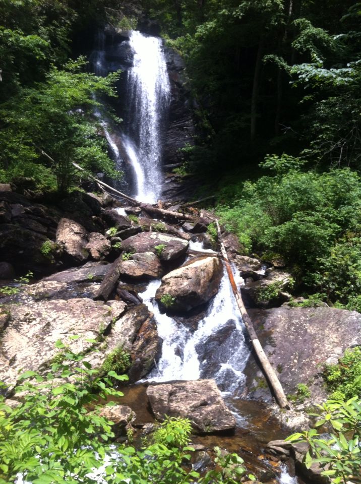 https://mdw-travel-data-us-east-1.s3.amazonaws.com/img/country/United-States/Anna-Ruby-Falls/img_02.jpg