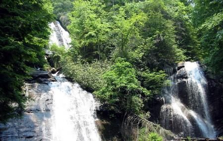 https://mdw-travel-data-us-east-1.s3.amazonaws.com/img/country/United-States/Anna-Ruby-Falls/img_03.jpg