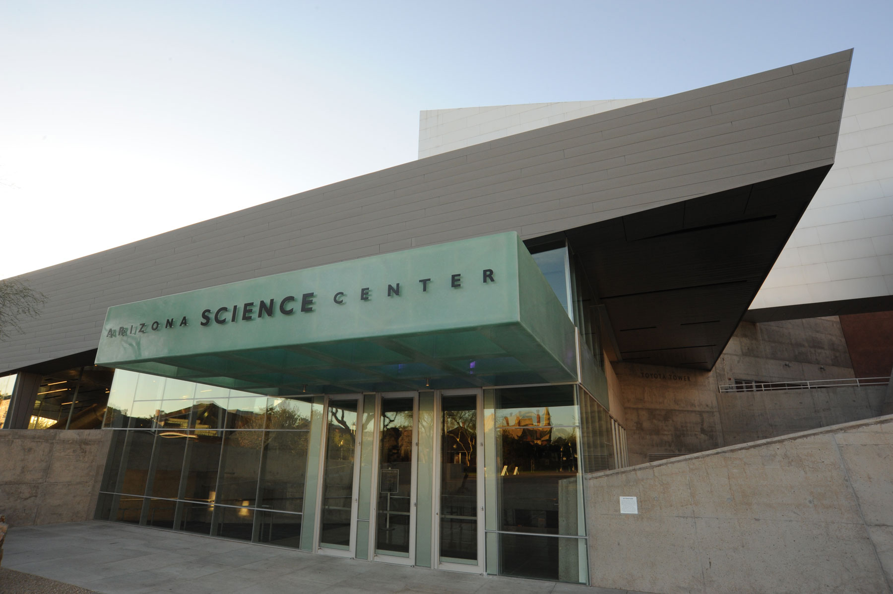 https://mdw-travel-data-us-east-1.s3.amazonaws.com/img/country/United-States/Arizona-Science-Center/img_05.jpg