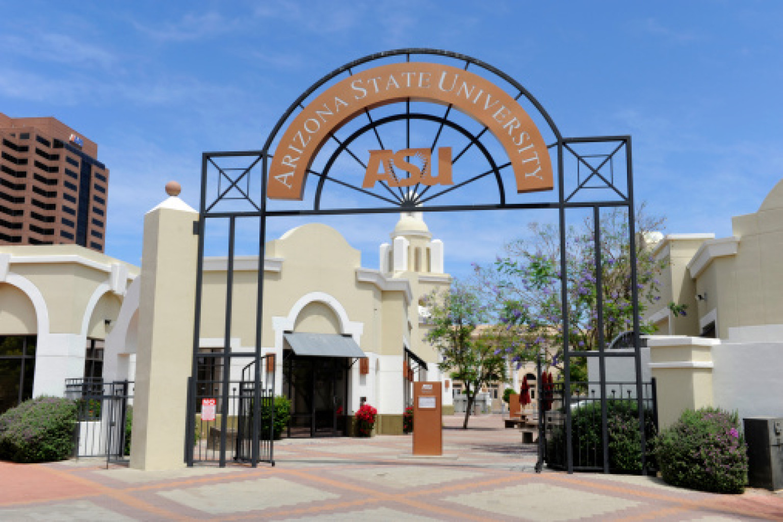 https://mdw-travel-data-us-east-1.s3.amazonaws.com/img/country/United-States/Arizona-State-University/img_01.jpg