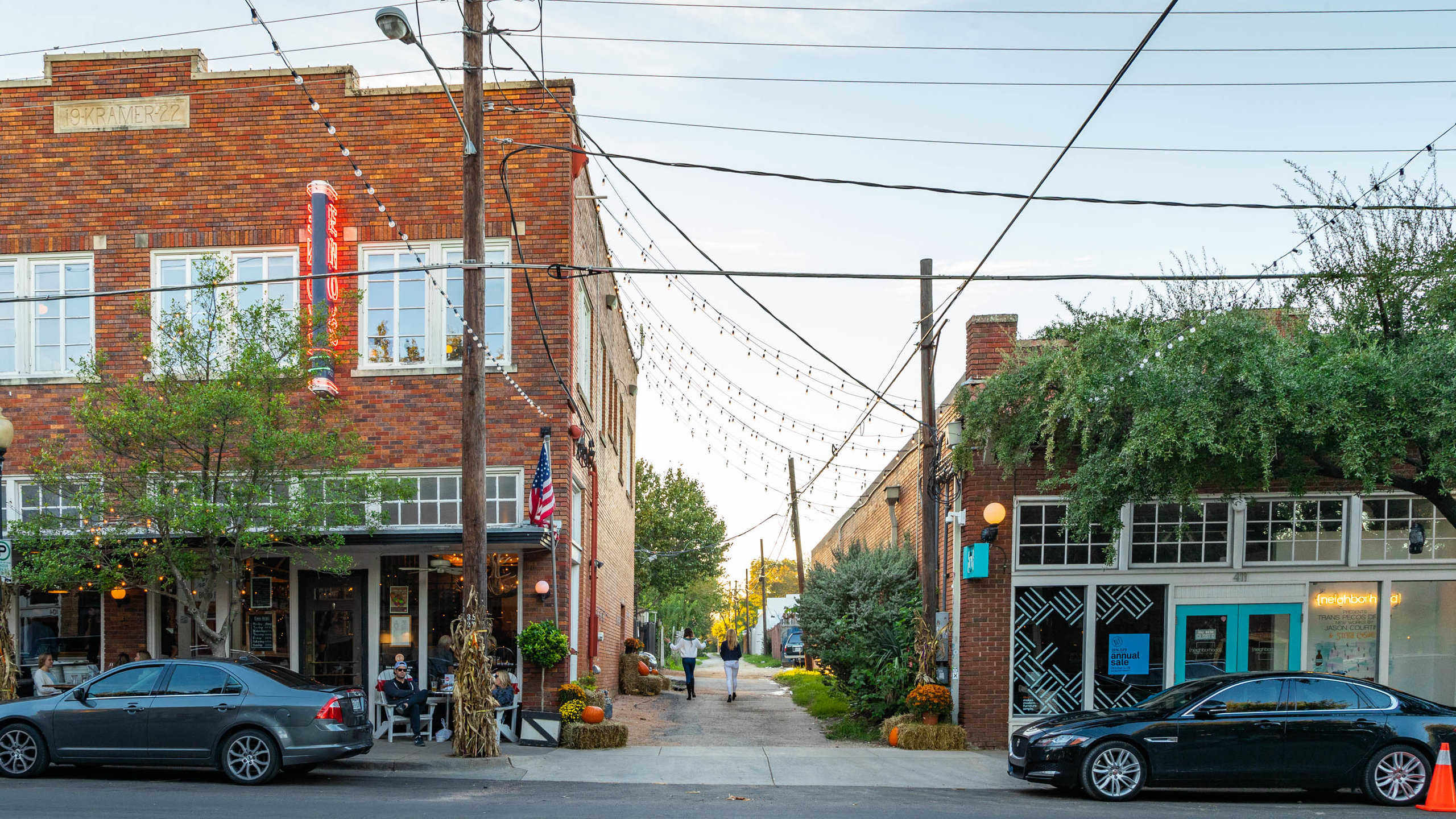 https://mdw-travel-data-us-east-1.s3.amazonaws.com/img/country/United-States/Bishop-Arts-District/img_01.jpg