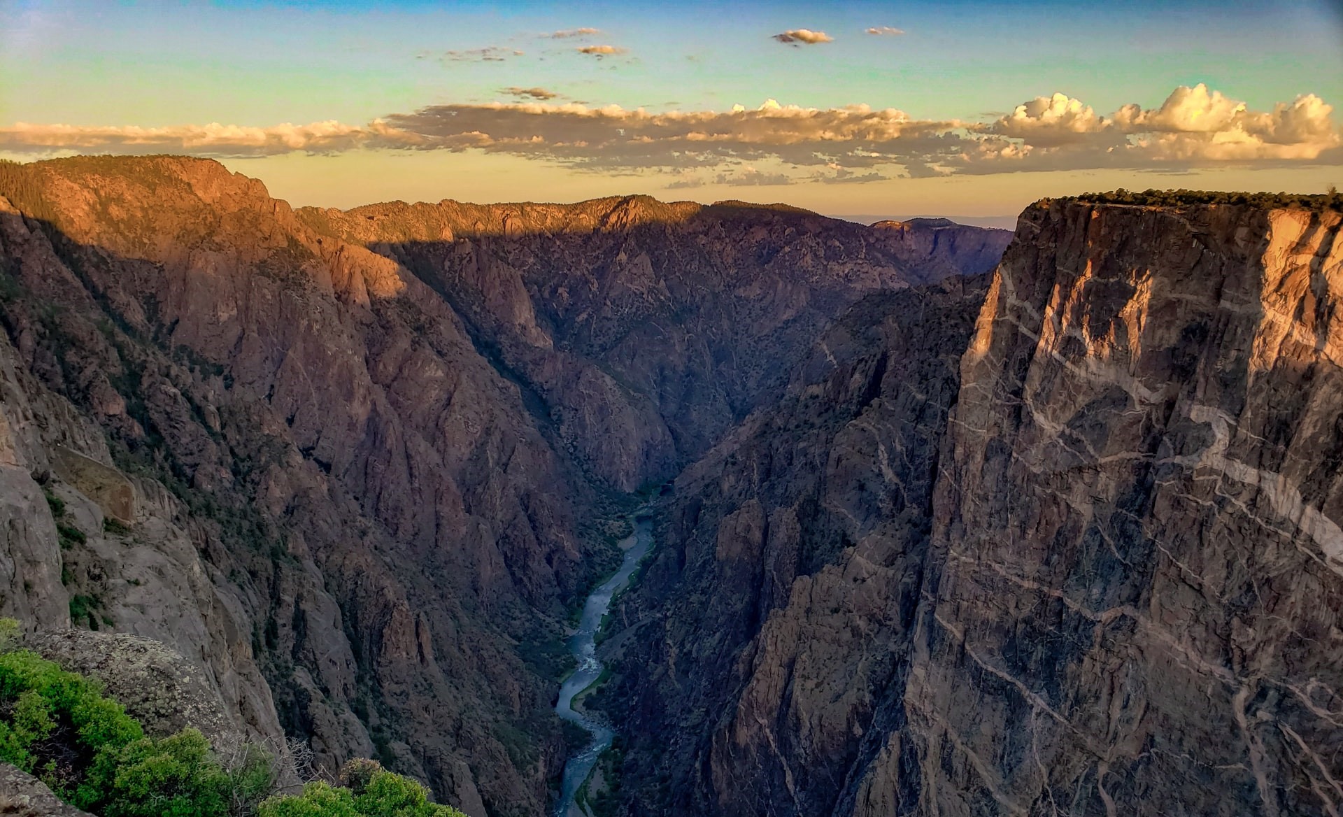 https://mdw-travel-data-us-east-1.s3.amazonaws.com/img/country/United-States/Black-Canyon-of-the-Gunnison-National-Park/img_01.jpg