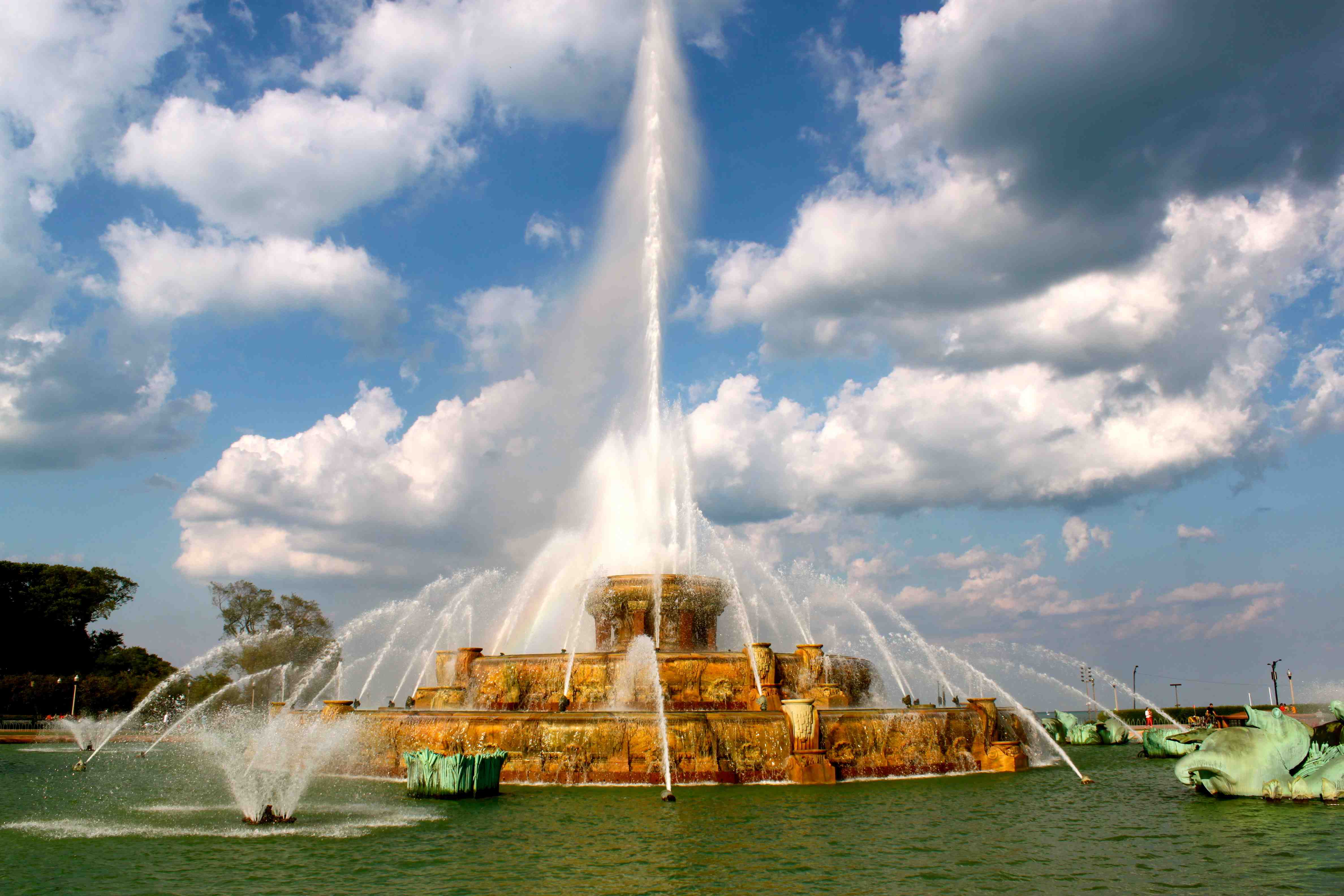 https://mdw-travel-data-us-east-1.s3.amazonaws.com/img/country/United-States/Buckingham-Fountain/img_04.jpg