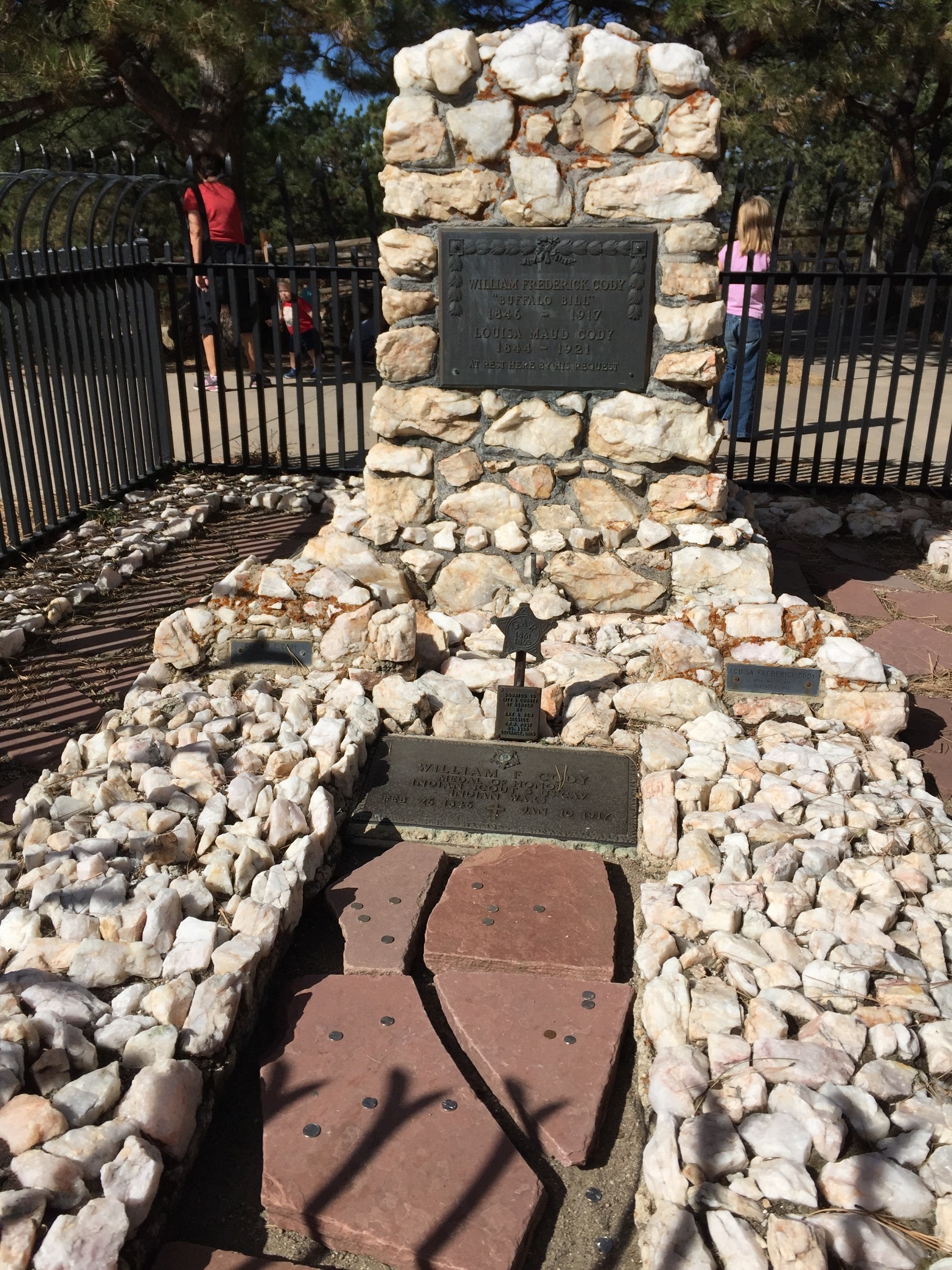 https://mdw-travel-data-us-east-1.s3.amazonaws.com/img/country/United-States/Buffalo-Bill-Museum-and-Grave/img_00.jpg