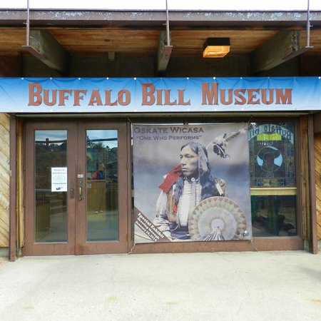 https://mdw-travel-data-us-east-1.s3.amazonaws.com/img/country/United-States/Buffalo-Bill-Museum-and-Grave/img_02.jpg