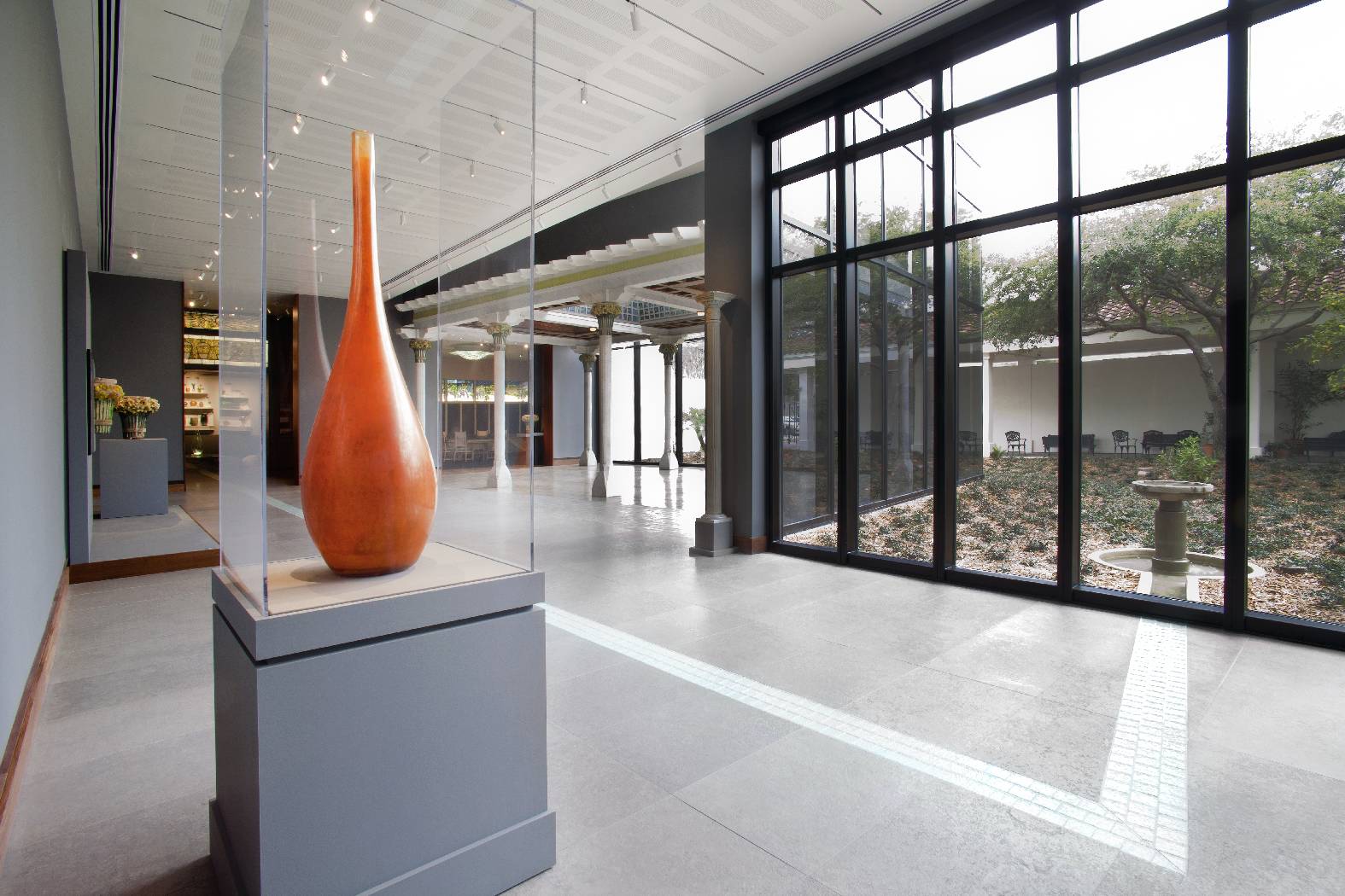 https://mdw-travel-data-us-east-1.s3.amazonaws.com/img/country/United-States/Charles-Hosmer-Morse-Museum-of-American-Art/img_02.jpg