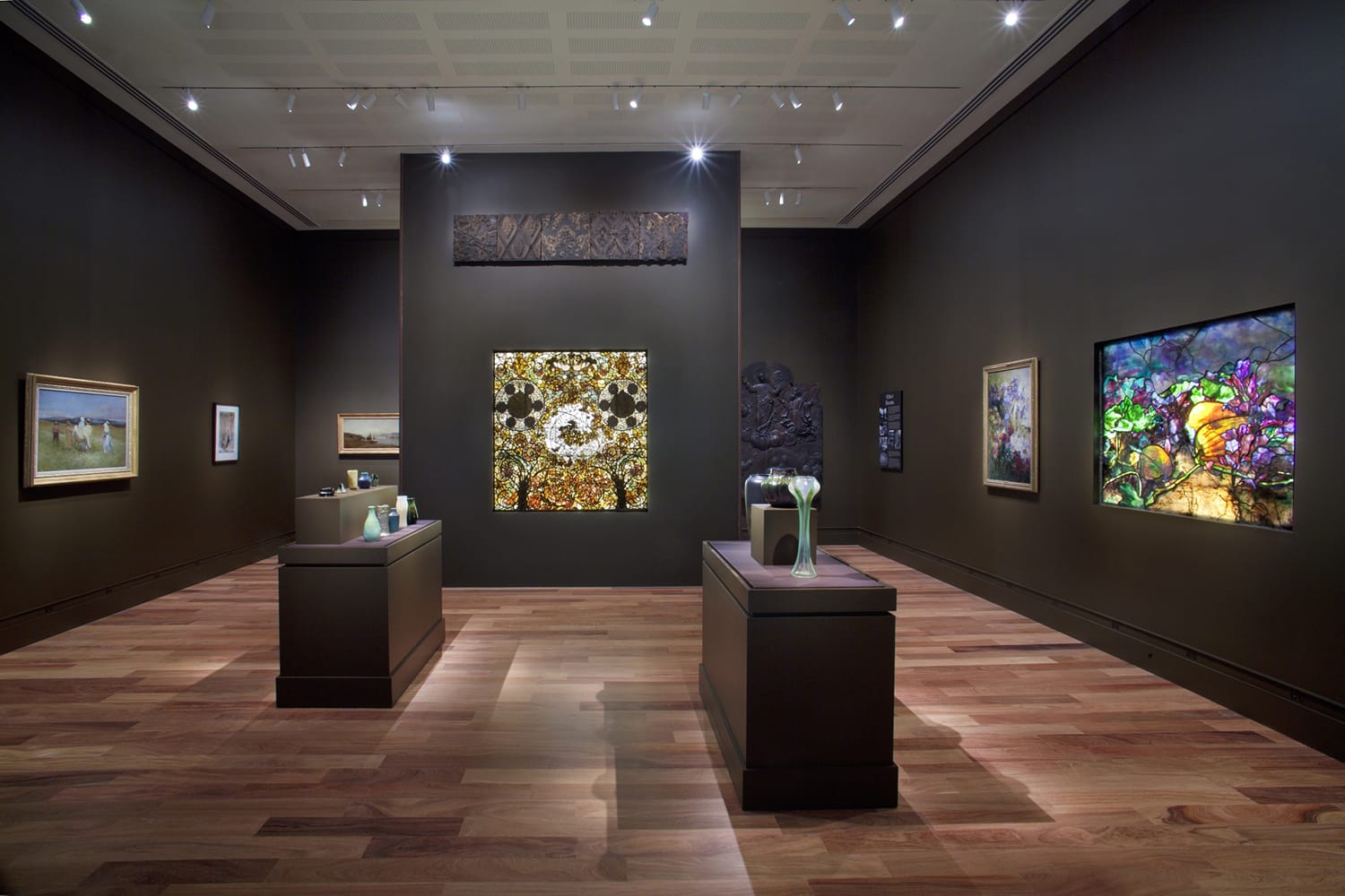 https://mdw-travel-data-us-east-1.s3.amazonaws.com/img/country/United-States/Charles-Hosmer-Morse-Museum-of-American-Art/img_05.jpg