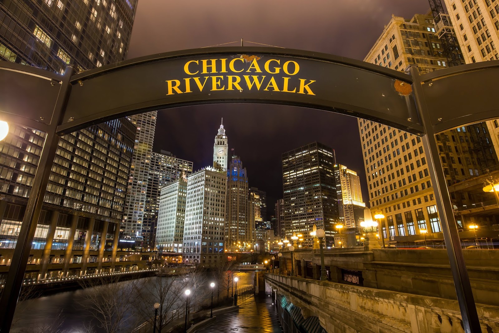 https://mdw-travel-data-us-east-1.s3.amazonaws.com/img/country/United-States/Chicago-Riverwalk/img_01.jpg