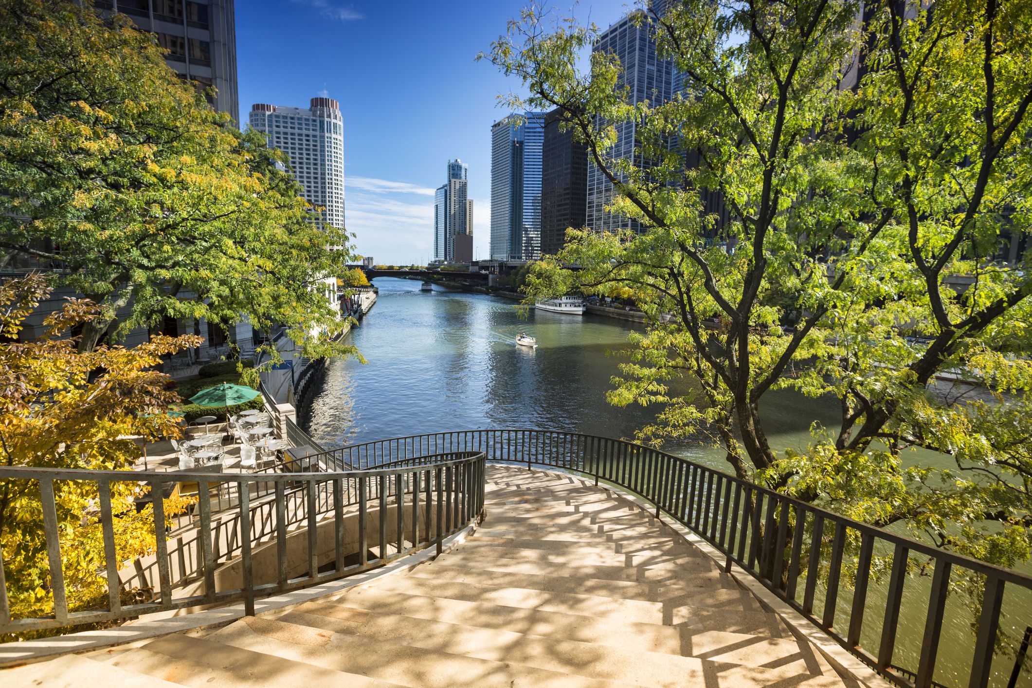 https://mdw-travel-data-us-east-1.s3.amazonaws.com/img/country/United-States/Chicago-Riverwalk/img_05.jpg